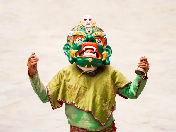 Unidentified monk with ritual bell and vajra performs a religious masked and costumed mystery dance of Tibetan Buddhism during the Cham Dance Festival in Hemis monastery — Stock Photo, Image
