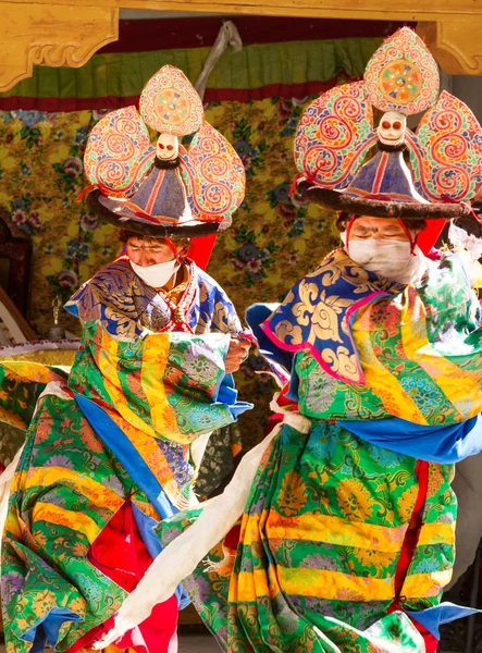 Two lamas performs a religious masked and costumed mystery black hat dance of Tibetan Buddhism during the Cham Dance Festival in Kursha (Karsha) monastery — Stock Photo, Image