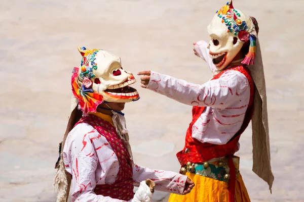 Unidentified monk performs a religious masked and costumed mystery dance of Tibetan Buddhism during the Cham Dance Festival  in Hemis monastery — Stock Photo, Image