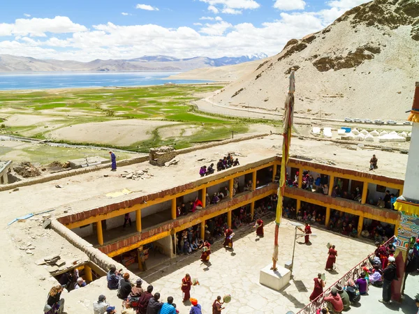 Mulheres mendigos sem-teto com braços estendidos pedindo esmolas de visitantes do Festival de Dança Cham do budismo tibetano no mosteiro de Hemis — Fotografia de Stock