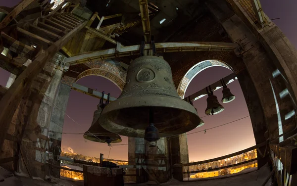 Viewat w noc pełni księżyca dzwonów o dzwonnica katedry — Zdjęcie stockowe