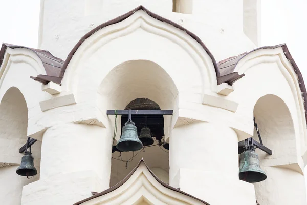 Campanario de la iglesia en honor del Descenso del Espíritu Santo (Iglesia Dukhovskaya) en la Santísima Trinidad-San Sergio Lavra — Foto de Stock