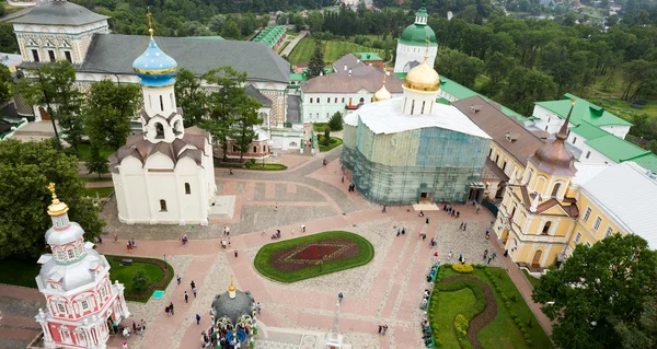 Kutsal Trinity St Sergius Lavra merkezi kare. Çan kulesinden Üstten Görünüm