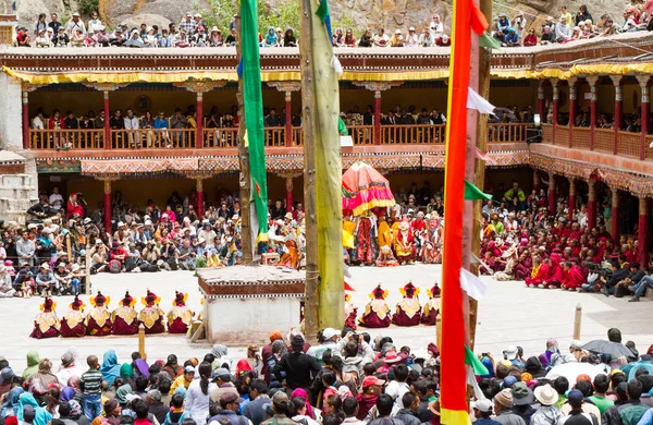 관중과 Hemis 수도원에서 전체 티벳 불교의 참 댄스 축제 기간 동안 수도원의 안뜰 로열티 프리 스톡 사진