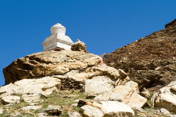 Buddhistické stúp v průsmyku v Himalájích horu — Stock fotografie