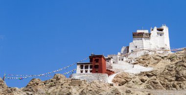 Namgyal Tsemo Manastırı panorama adlı güneşli gün (Hindistan)