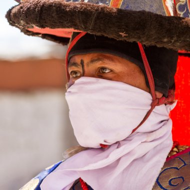 Karsha, Hindistan - Temmuz 17: Bir keşiş bir dini maskesi dans d gerçekleştirir