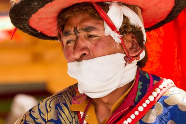 Karsha, Hindistan - Temmuz 17: Bir keşiş bir dini maskesi dans d gerçekleştirir