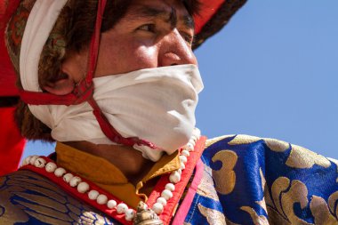 Karsha, Hindistan - Temmuz 17: Bir keşiş bir dini maskesi dans d gerçekleştirir