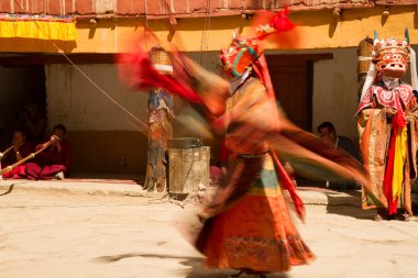 Korzok, Hindistan - 23 Temmuz: Bir keşiş bir dini maskesi dans d gerçekleştirir