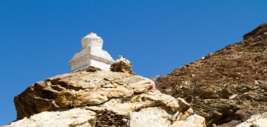 Himalaya dağ geçişinde, Budist stupas
