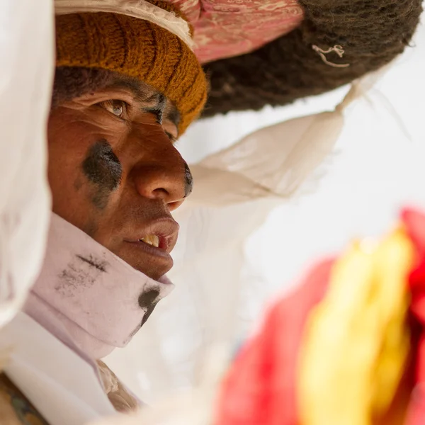 Korzok, INDIA - JUL 23: A monk performs a religious black hat ma — Stock Photo, Image