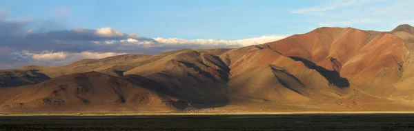 Panoramautsikt över landskapet och byn nära berget salt lake Tso Kar på den solnedgången — Stockfoto