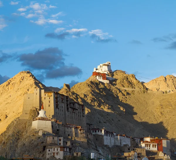 Namgyal Tsemo klooster in de Leh bij de zonsondergang — Stockfoto