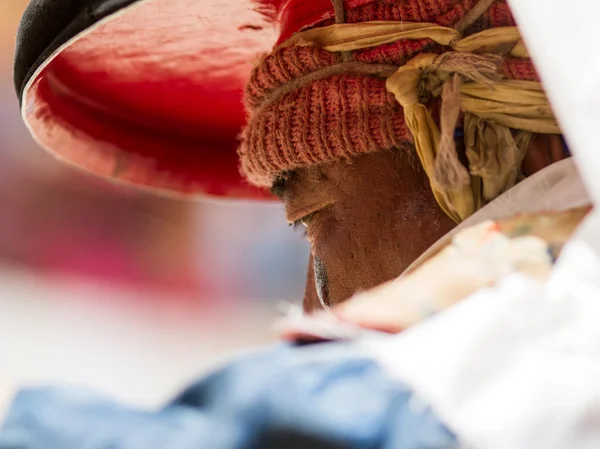 Korzok, INDIA - JUL 23: A monk performs a religious black hat ma — Stock Photo, Image