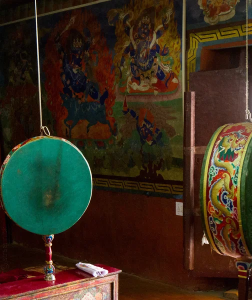 Prayer drum and wall paintings in the buddhist temple — Stock Photo, Image