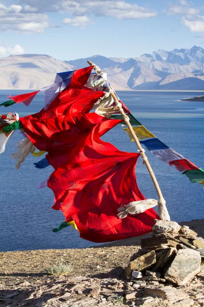 Bandiere di preghiera buddista sul vento contro il lago blu, montagne a — Foto Stock