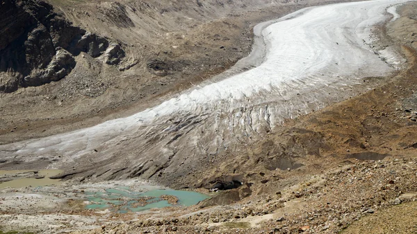 Glacier and the birth of the lake in mountains — Stock Photo, Image