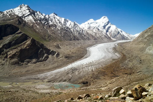 Glacier et naissance du lac en montagne — Photo