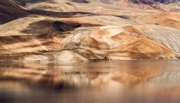 TSO Moriri lake en Himalaya gebergte magische panorama — Stockfoto