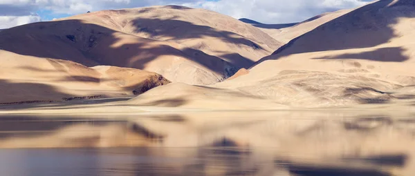 TSO Moriri lake en Himalaya gebergte magische panorama — Stockfoto