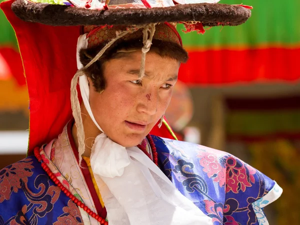 The young monk performs a religious black hat dance — Stock Photo, Image