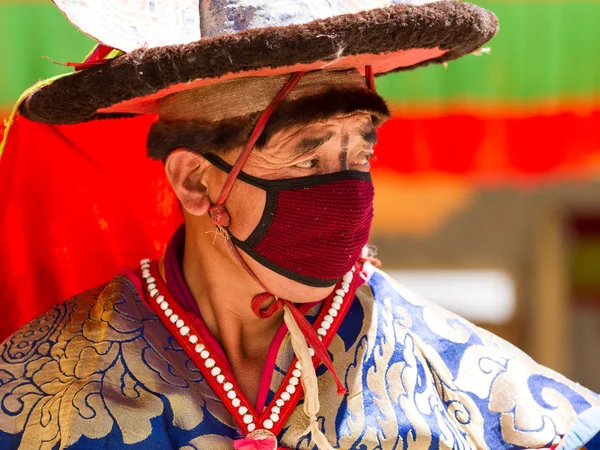 The monk performs a religious black hat dance — Stock Photo, Image