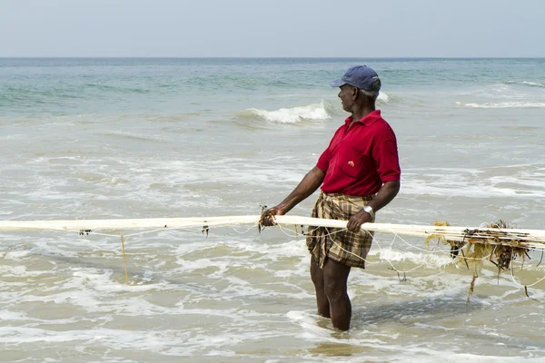 Fisherman pulling a fishing net from the Arabian Sea — Stock Photo, Image