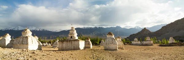 Campo de cortinas budistas (stupas) através do deserto surreal la — Fotografia de Stock