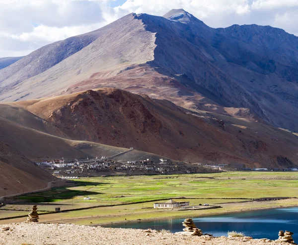 Panorama van het Korzok klooster en een dorp met Himalaya moun — Stockfoto