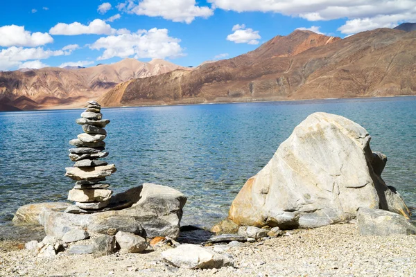 Panorama du lac de montagne Pangong Tso avec stupas bouddhistes au premier plan — Photo