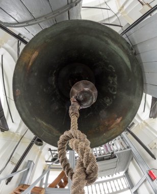 Sergiev Posad'daki St. Sergius'un Trinity Lavra'sının çan kulesinde dev çan 