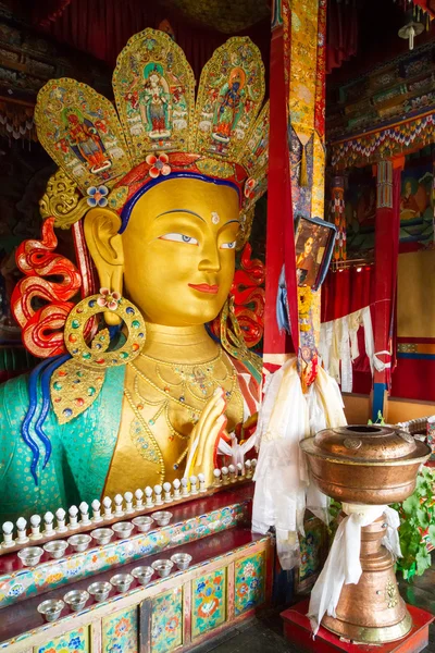 Parte superior de la estatua gigante del Buda Maitreya (la estatua más grande de este tipo en Ladakh, que cubre dos pisos del edificio) en el monasterio de Thikse —  Fotos de Stock