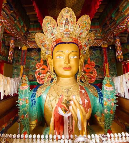 Parte superior de la estatua gigante del Buda Maitreya (la estatua más grande de este tipo en Ladakh, que cubre dos pisos del edificio) en el monasterio de Thikse —  Fotos de Stock