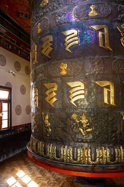 Гігантські багато прикрашений молитви колесо в буддійському монастирі Tashiding — стокове фото