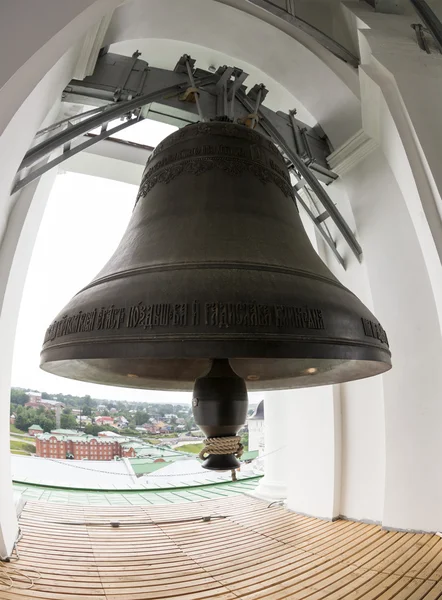 Campana gigante en el campanario de la Trinidad Lavra de San Sergio — Foto de Stock