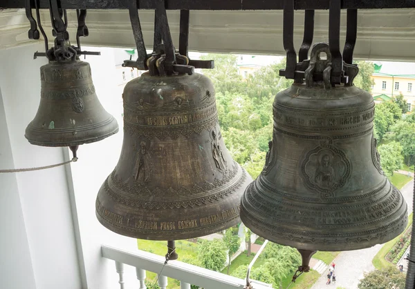 Las campanas en el campanario de la Trinidad Lavra de San Sergio en Sergiyev Posad . — Foto de Stock