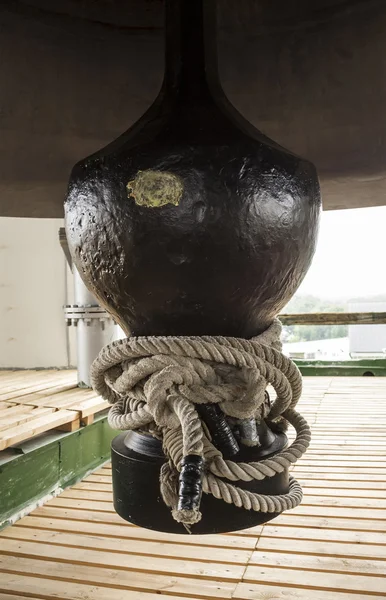 Énorme batteur de cloche de la plus grande cloche orthodoxe au monde - la cloche de Roal - sur le beffroi de la Trinité-Lavra de Saint-Serge — Photo