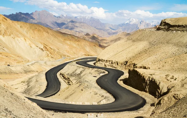 De nieuwe kronkelende weg in de bergen van de Himalaya — Stockfoto