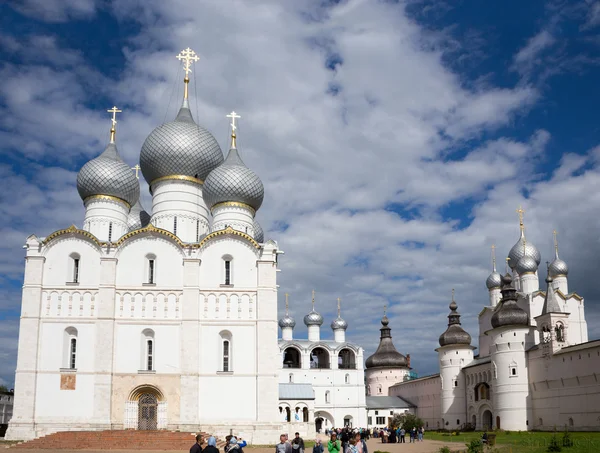 가정 대성당 종탑, 거룩한 게이츠와 성당에 종탑과 부활 교회의 평방는 로스토프 Veliky의 크렘린 — 스톡 사진