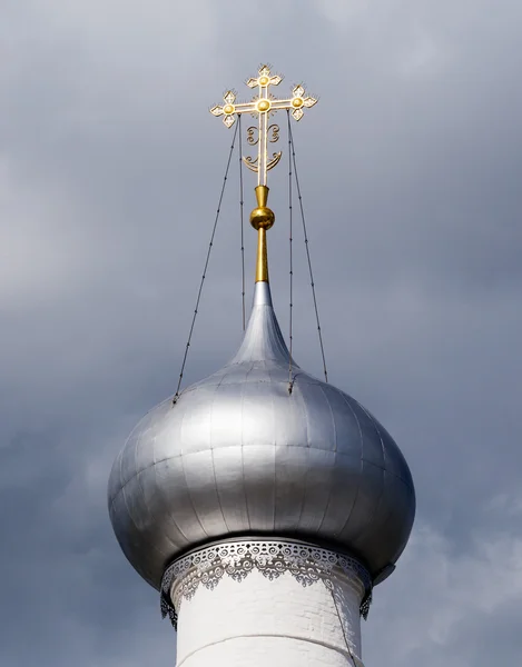 Kopuli zvonice chrámu Nanebevzetí Rostov Kreml za slunečného letního dne — Stock fotografie