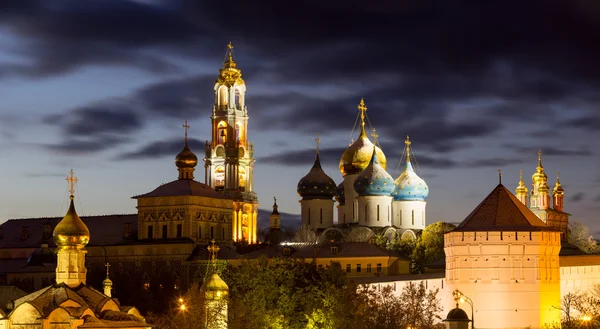 Panoramę Trinity Lavra Siergijewska po zachodzie słońca z — Zdjęcie stockowe