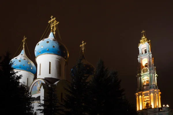 Ночной вид на Успенский собор и колокольню — стоковое фото