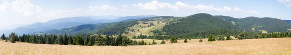 Obrovské panorama pohoří Rhodope za slunečného letního dne. Pocit lehkosti, prostoru a svobody Stock Fotografie