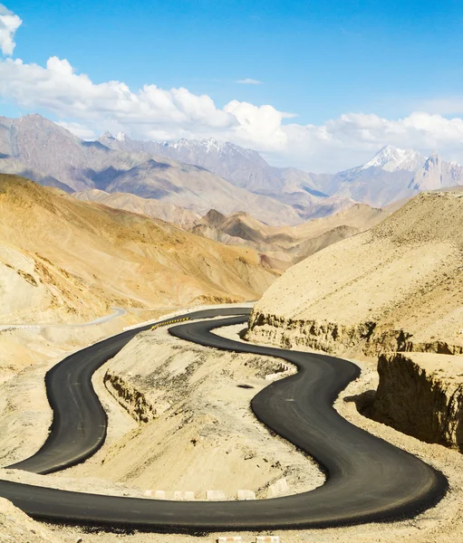 De nieuwe kronkelende weg in de bergen van de Himalaya Rechtenvrije Stockfoto's