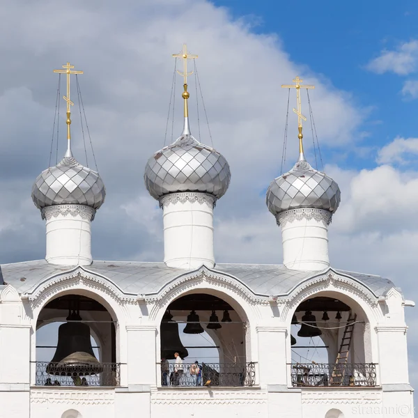 De grote klokkentoren van de kathedraal van de veronderstelling in het Kremlin van de Rostov Veliki Stockfoto