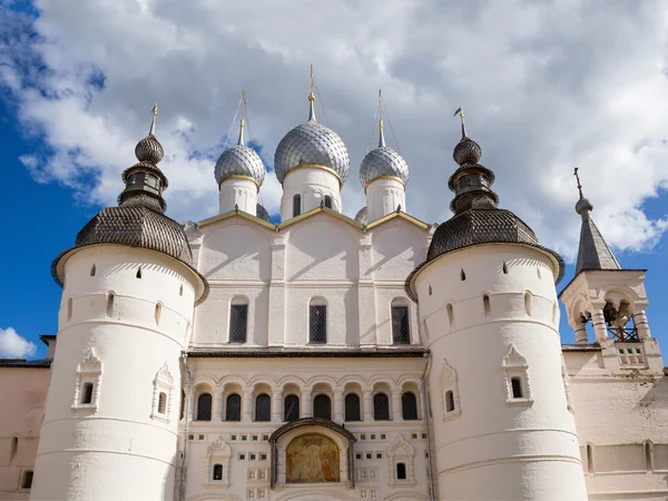 Heliga Gates och uppståndelsen kyrka med klockstapel i Kreml i Rostov Veliky Stockfoto