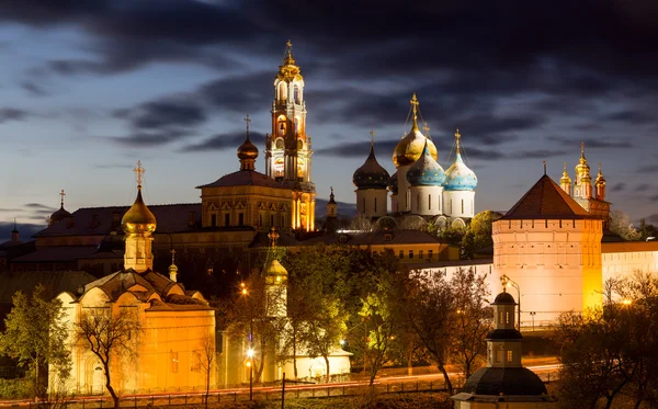 Panorama van de Trinity Lavra van St. Sergius na zonsondergang met een Stockafbeelding