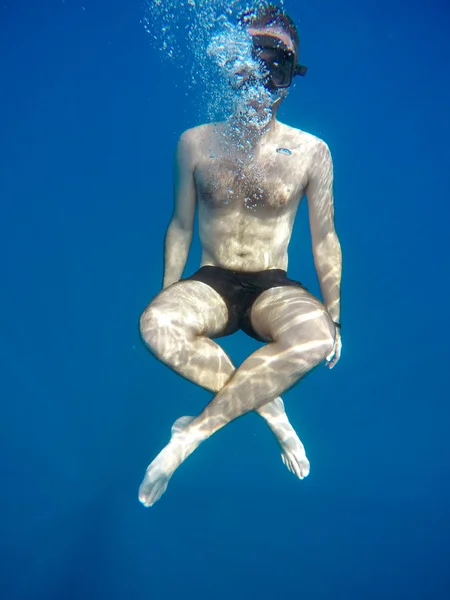 Meditación submarina hombre — Foto de Stock
