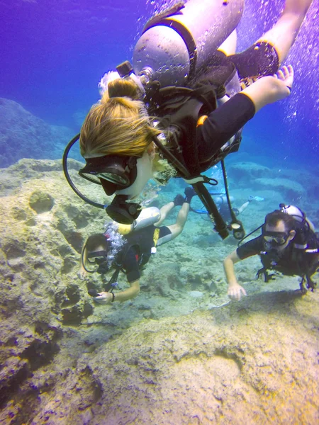 Buceadores bajo el agua — Foto de Stock